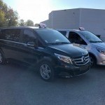 Vue de coté des véhicules Taxility dédiés aux transferts en montagne