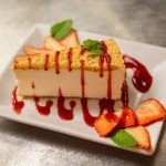 Part de gâteau mousse avec coulis de fruits, dessert gourmand du Double Concept à Ville-la-Grand