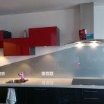Crédence en verre laqué installée dans une cuisine moderne