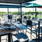 Terrasse extérieure du restaurant Les Cocottes, cadre idéal près de Neydens