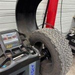 Équilibrage de pneu tout-terrain sur machine professionnelle chez Monsieur Pneus à Amancy 74, spécialiste entretien automobile Pays Rochois