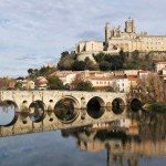 Reflet de la ville historique dans l'Orb, idéal pour louer un appartement le weekend à Béziers 34