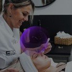 Soin du visage anti-âge vu de profil avec technique non invasive