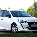 Peugeot 208 blanche proposée à la location chez Fast Car à Thonon-les-Bains, modèle idéal pour la ville