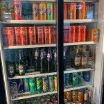 Armoire réfrigérée du restaurant Le Pacha à Gex avec boissons fraîches pour accompagner kebabs et tacos