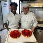 Le chef du Gaium et son commis montrant des tartes aux fraises faites maison