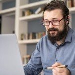 Un professionnel utilise la plateforme E-Learning pour sa formation