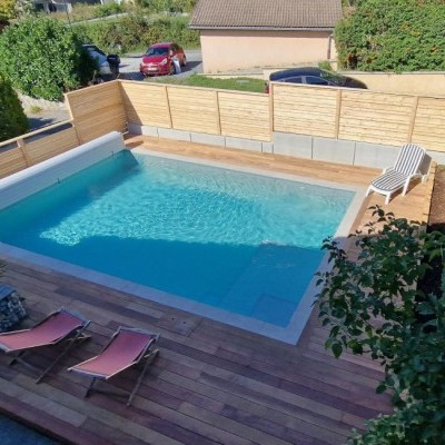 Terrasse bois autour d’une piscine réalisée par le meilleur charpentier à La Roche-sur-Foron (74)