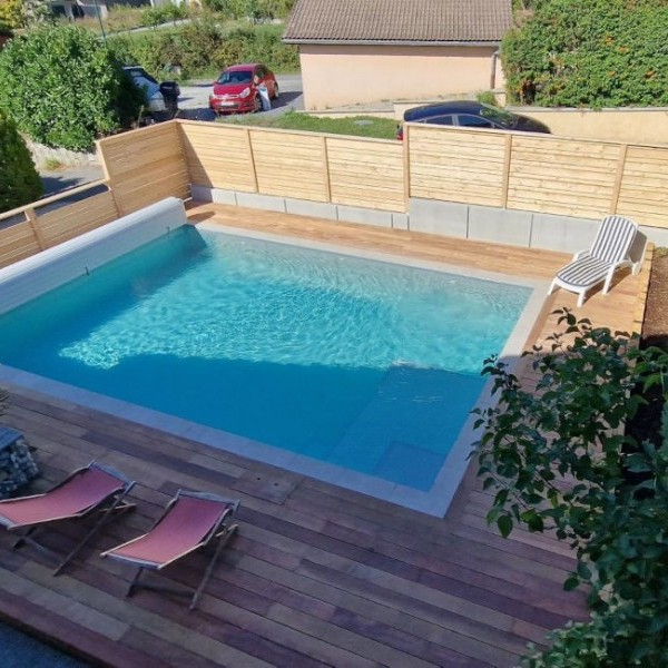 Terrasse bois autour d’une piscine réalisée par le meilleur charpentier à La Roche-sur-Foron (74)