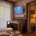 Studio de montagne chaleureux avec coin repas et TV, location saisonnière optimisée par GoldenKeys à Cluses