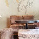 Intérieur cosy et lounge du Full Moon Café avec ambiance chaleureuse