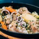 Cocotte de poisson servie chaude, spécialité du restaurant gastronomique