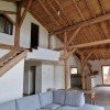 Intérieur de maison avec charpente bois apparente et mezzanine à Bonneville