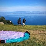 Briefing sécurité et préparation au vol par un moniteur de parapente avant le décollage