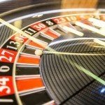 Vue rapprochée d’une roulette en fonctionnement au Casino de Saint-Julien