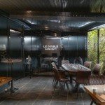 Terrasse intérieure du Double Concept avec table de poker, ambiance originale pour les soirées à Annemasse