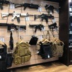 Mur du magasin Chablais Sport Airsoft garni de répliques d’armes et accessoires