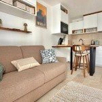 Studio optimisé avec canapé convertible et cuisine équipée, aménagement intérieur par GoldenKeys Haute-Savoie