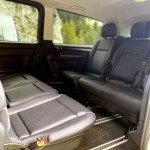 Intérieur confortable d’un taxi Taxility avec sièges face à face, au départ de Neuvecelle