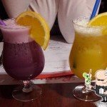 Cocktails fruités servis à La Romana – pause rafraîchissante sur la terrasse à Douvaine