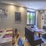 Salle de restaurant du Café de la Poste avec ambiance traditionnelle et chaleureuse