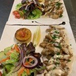 Poulet juteux nappé de sauce, servi avec une salade croquante