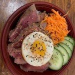 Bol de bibimbap coréen avec légumes, riz et viande, plat coréen traditionnel servi chez Sushi & Kimchi