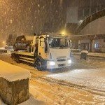 Enlèvement d’un véhicule immobilisé en période de neige avec un plateau DVRA