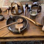 Objets anciens exposés par l'antiquaire Daniel Belot