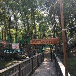Entrée du parc Passy Accro Lac avec panneau d’accueil et vue sur la nature