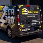 Marquage adhésif et covering complet à l'arrière d'un utilitaire d'électricien avec logo et coordonnées en Haute-Savoie