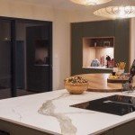 Cuisine contemporaine avec îlot en marbre et bois, projet personnalisé par Inova Cuisine à Annecy