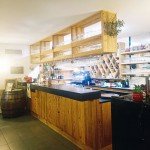Vue de l'intérieur chaleureux du restaurant