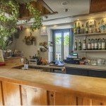 Comptoir du bar décoré avec goût dans le Café de la Poste, lieu convivial à Sallenôves