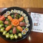 Assiette variée de sushis et makis frais, spécialité du restaurant asiatique à emporter Sushi & Kimchi