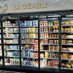 Armoire réfrigérée avec produits de crèmerie : lait, yaourts, desserts