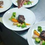 Plat gastronomique avec dressage soigné au restaurant Le Coq Rouge