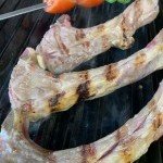 Brochette de légumes et côtelettes d’agneau au restaurant Le Pacha à Gex