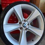 Jante aluminium BMW avec pneu neuf monté par MonsieurPneus, centre pneus et entretien à Amancy en Haute-Savoie