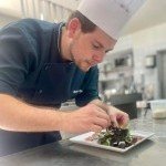 M. Rodier du Gaium en train de dresser une assiette gastronomique
