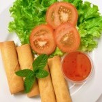 Assiette de nems croustillants servis au restaurant Basilic Thaï