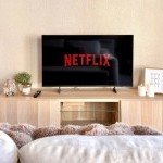 Salon confortable avec Smart TV et accès Netflix, service premium de la conciergerie GoldenKeys à Cluses