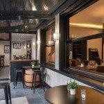 Vue panoramique de la terrasse intérieure et de la salle du restaurant, un cadre chaleureux et moderne