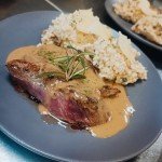 Pièce du boucher servie avec une sauce aux cèpes garnie de risotto