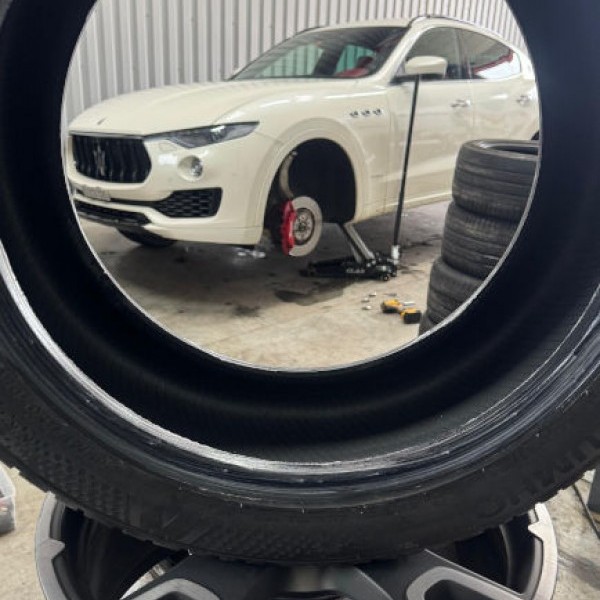 Changement de roues sur SUV dans l’atelier Monsieur Pneus, service pneumatique Pays Rochois à Amancy