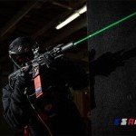 Scène d’airsoft en intérieur avec visée laser sur cible
