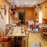 Salle chaleureuse du restaurant savoyard La Fromagerie à Viry