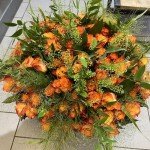 Composition florale orange avec différentes nuances de fleurs oranges