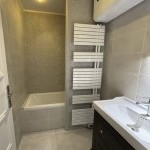 Salle d’eau avec douche et sèche-serviettes blanc, rénovation intérieure à Annemasse avec Liberté Patrimoine Rénovation