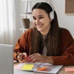 Une professionnelle se forme en ligne avec l'Institut E-Learning